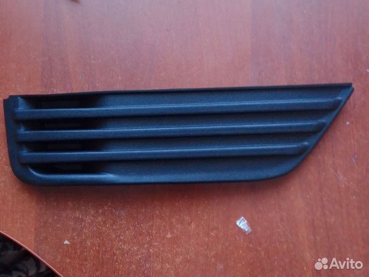 Решетка в бампер права Ford