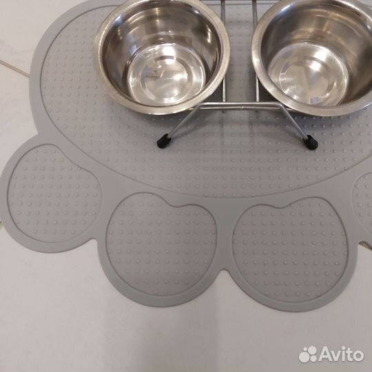 Миски на подставке и силиконовый коврик