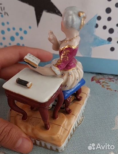 Статуэтка дама с книгой Германия