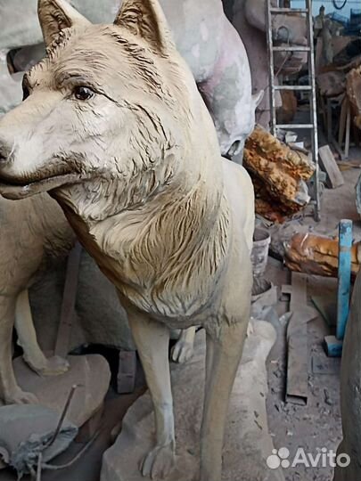 Скульптуры волк и волчица