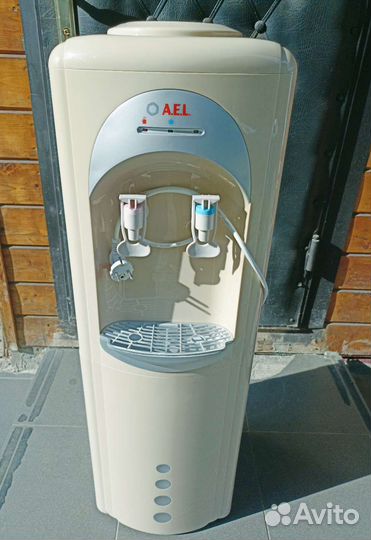 Кулер для воды напольный