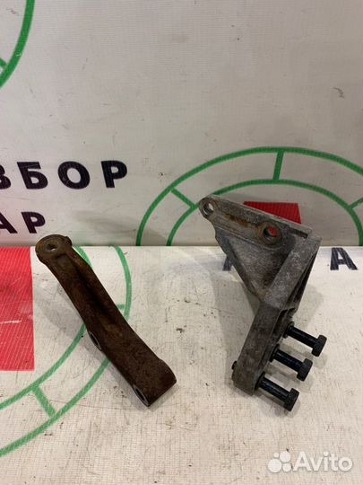 Крепление редуктора правое Nissan Murano Z50