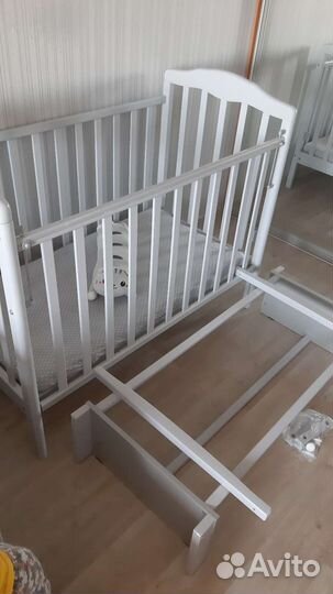 Детская кроватка с маятником