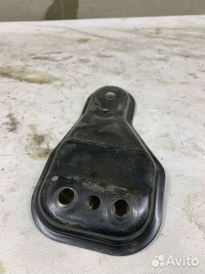 Крепление рычага подвески переднее левое