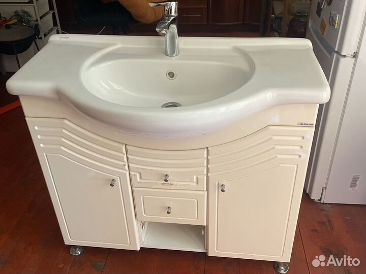 Ширина 90 см, тумба и зеркало