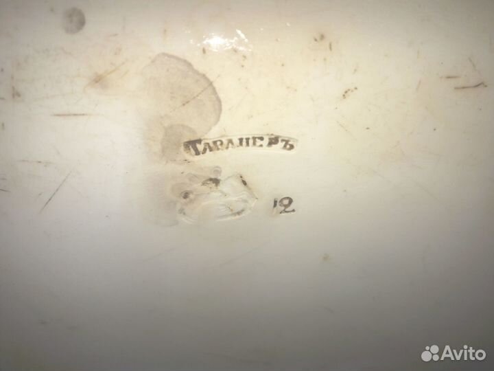 Старинное блюдо из фарфора