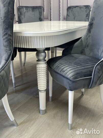 Стол и стулья в гостиную. В наличии