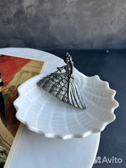 Старинная антикварная брошь «Придворная дама