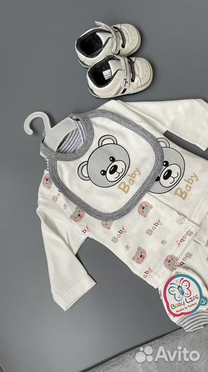 Набор детский: шапка, штанишки, кофта, нагрудник