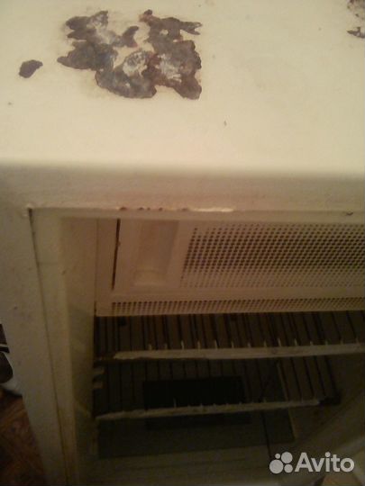 Холодильник б/у, требующий ремонта