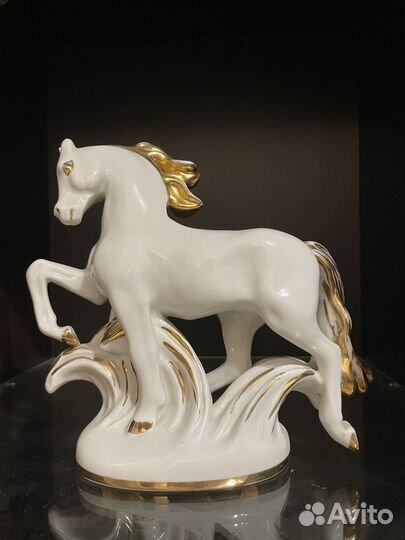 Фарфоровая статуэтка конь