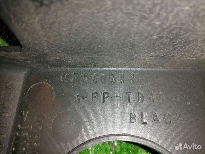 Декоративная крышка двс MR560597 Mitsubishi Pajero