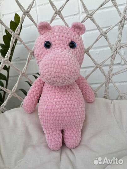 Вязанная игрушка Бегемот из плюшевой пряжи 35 см