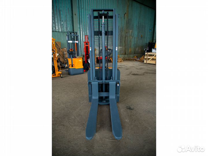 Штабелер самоходный