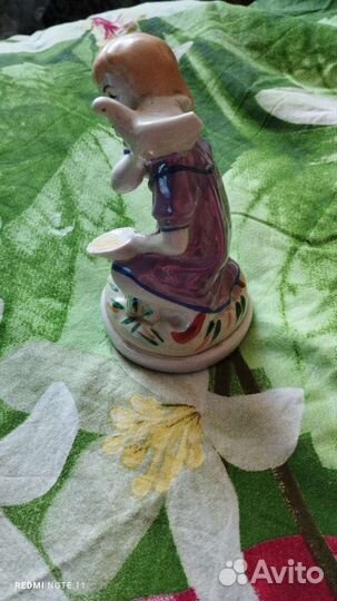 Статуэтка девочка кормит голубя фарфор