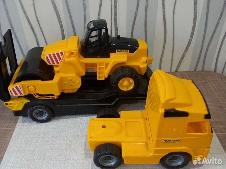 Трейлер игрушечный с асфальтоукладчиком