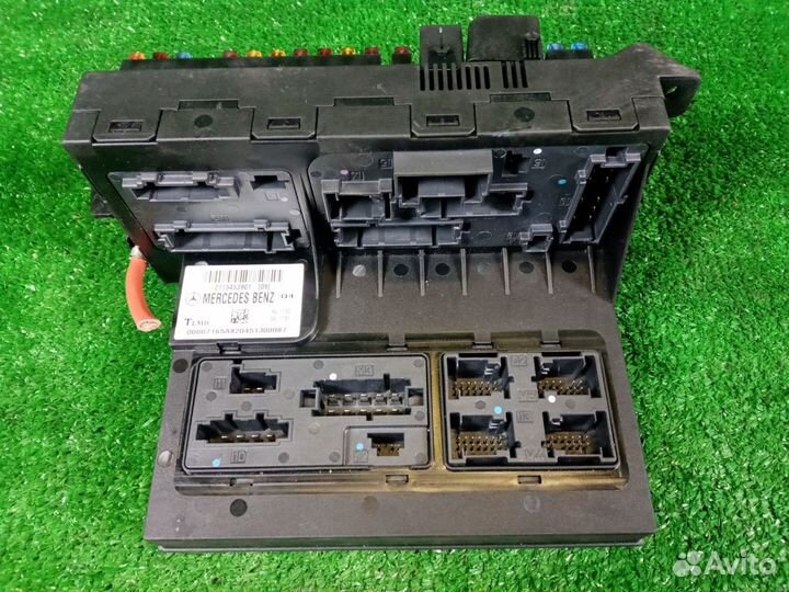 Блок предохранителей передний Mercedes-Benz E320