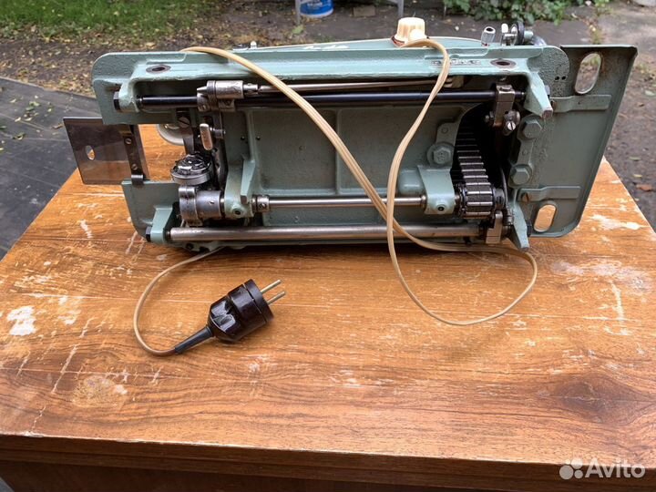 Швейная машина LADA