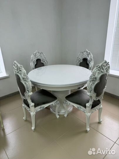 Кухонный стол и стулья