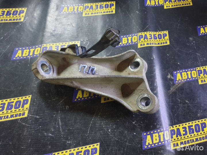 Кронштейн опоры двигателя Хонда Цивик 4д