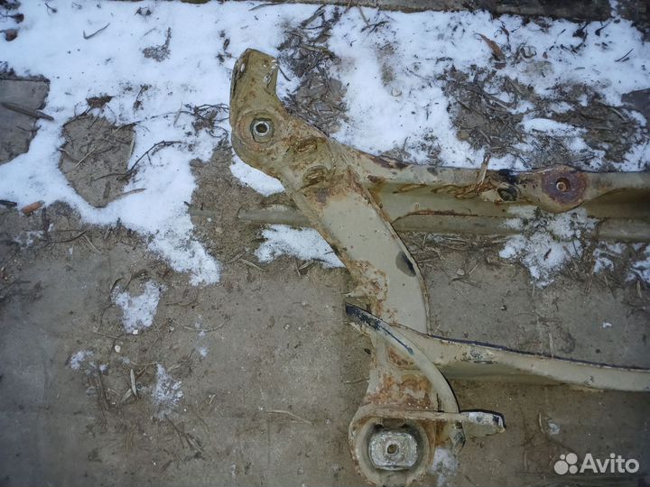 Задний подрамник W124