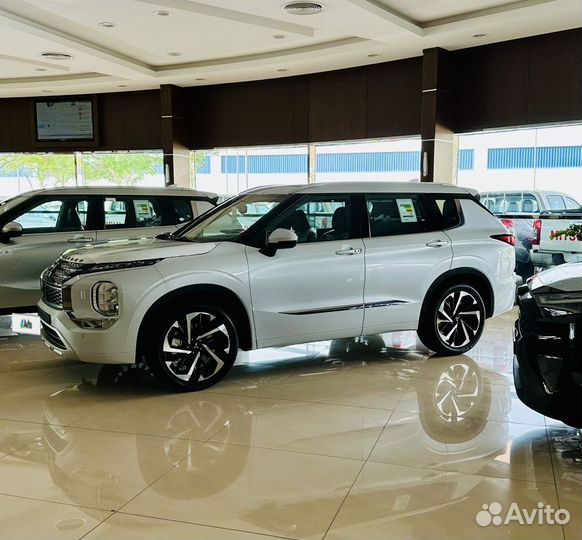 Mitsubishi Outlander 2.5 CVT, 2023, 17 км