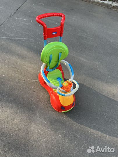 Детская машина каталка с ручкой Chicco