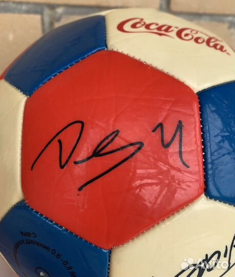 Футбольный мяч с автографами сборной России