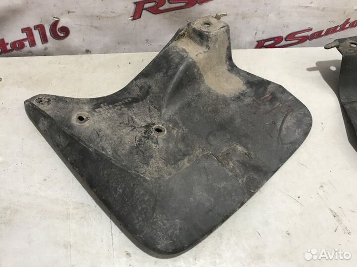 Брызговик передний левый Toyota Land Cruiser 200