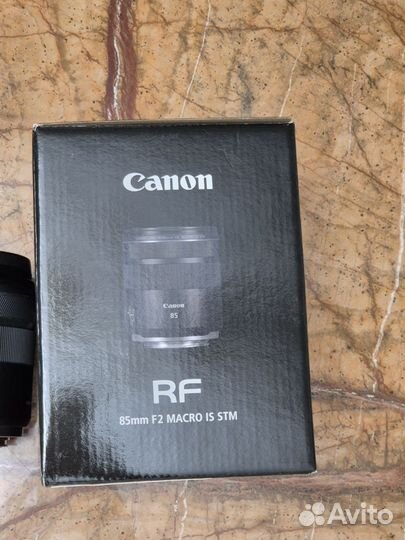 Canon RF 85mm f/2 Macro IS STM