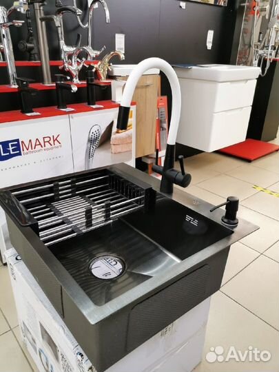 Кухонная мойка, смеситель, дозатор