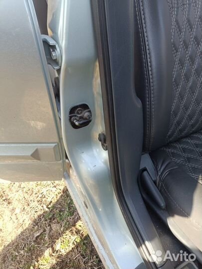 Центральная стойка кузова правая Nissan Almera