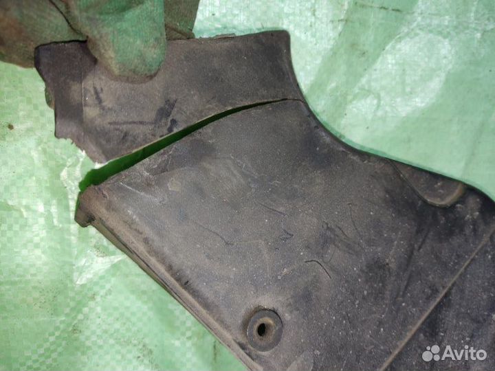 Крышка грм правая Audi 100 седан 2.8 AAH 1993