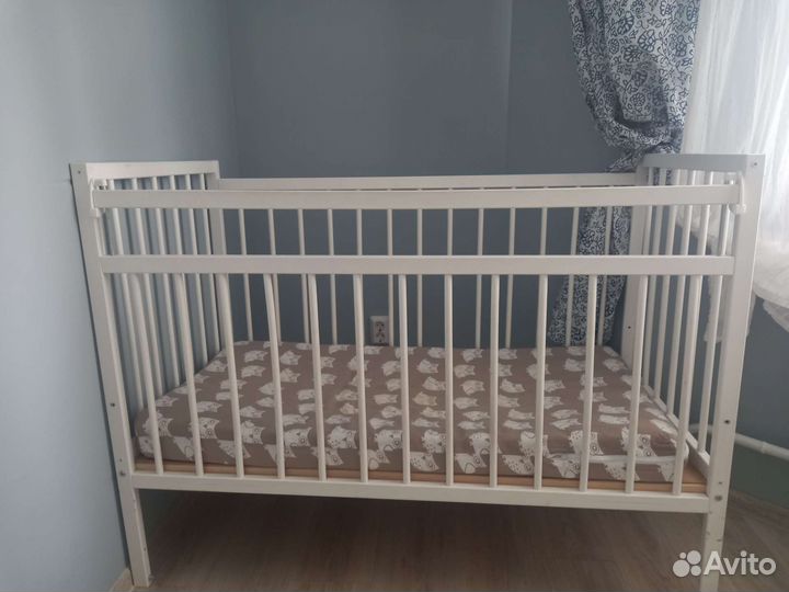 Кровать детская с маятником