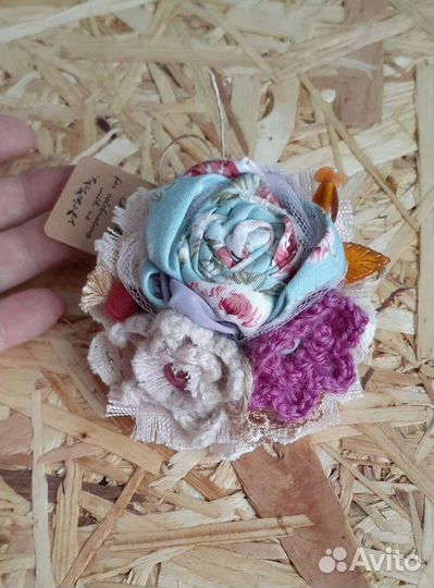 Брошь цветок из ткани бохо