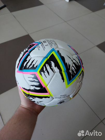 Футбольный мяч adidas uniforia новый