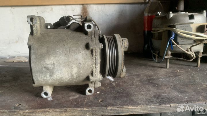 Компрессор кондиционера Mitsubishi Galant 8