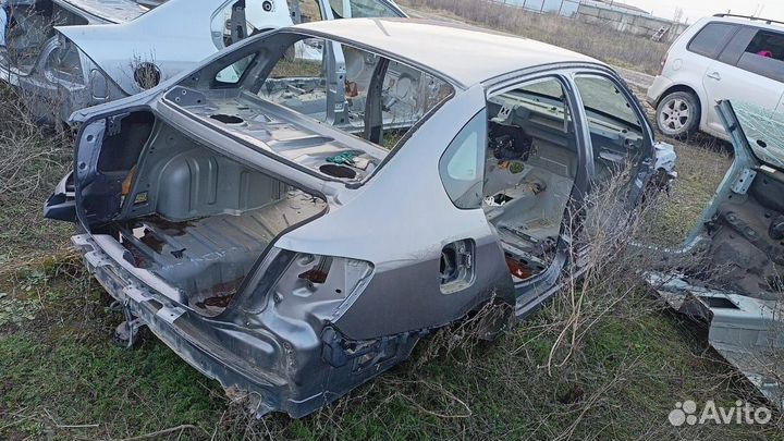 Рено Клио. Симбол 2 заднее правое крыло, четверть