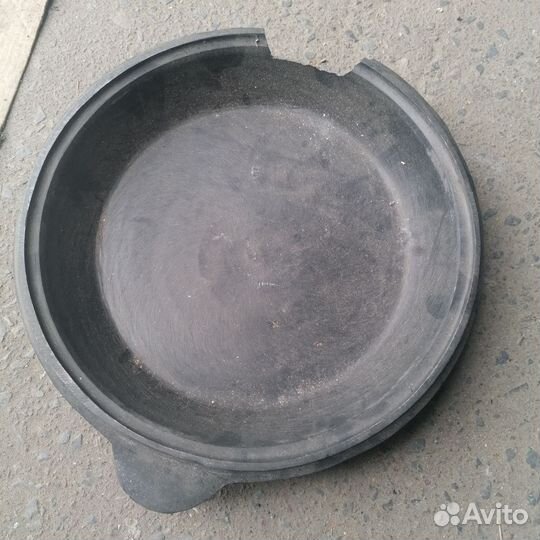 Чугунная решетка и садж с казаном