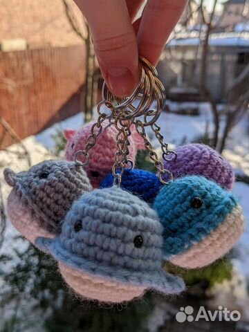 Вязаный брелок-китенок