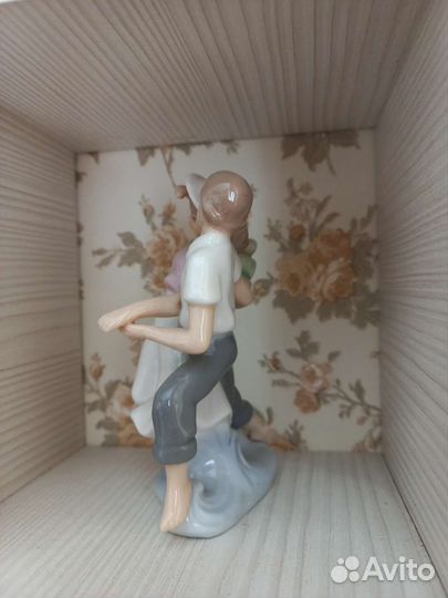 Статуэтка фарфоровая
