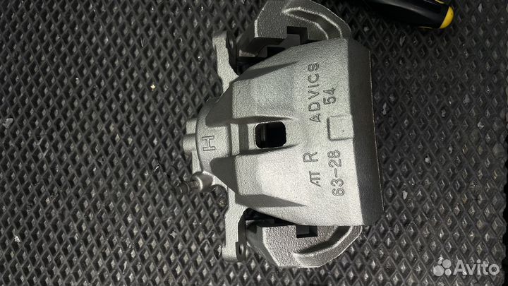 Передние тормозные суппорта Toyota Camry 55 3,5