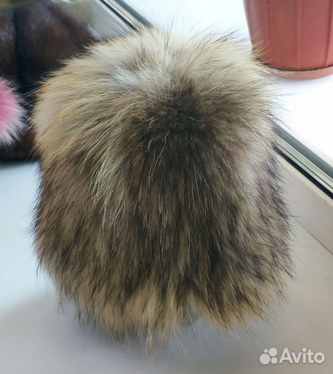 Шапка вязаная с мехом енота