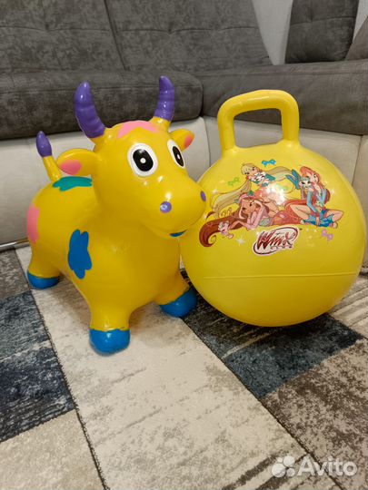 Корова прыгун и мяч прыгун