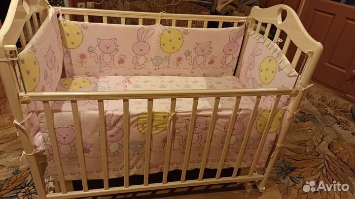 Детская кроватка с маятником