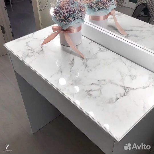Туалетный столик и гримёрное зеркало визажиста
