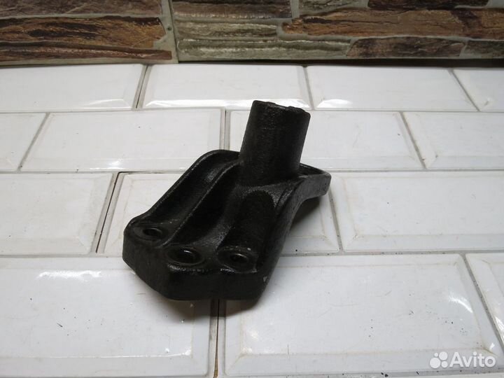 Кронштейн опоры двс правый Hyundai Solaris 2010