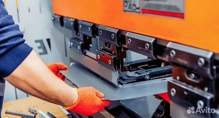 Рабочий на моторный завод