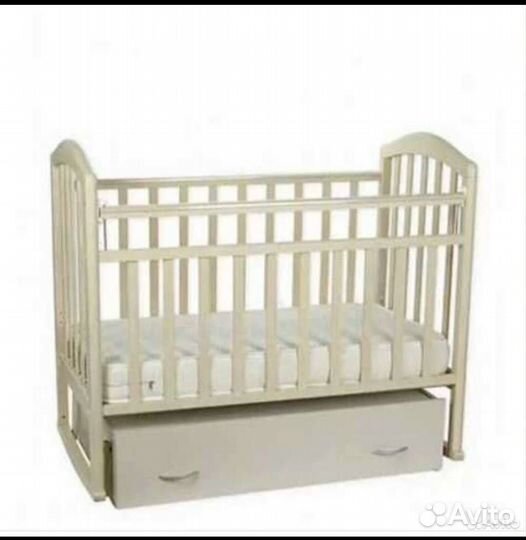 Детская кроватка с маятником и ящиком