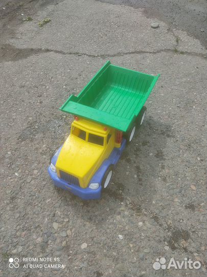 Игрушка самосвал